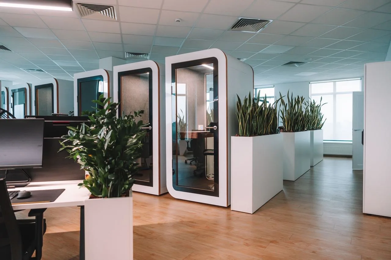Dvě akustické kabiny Solo v moderní open-space kanceláři